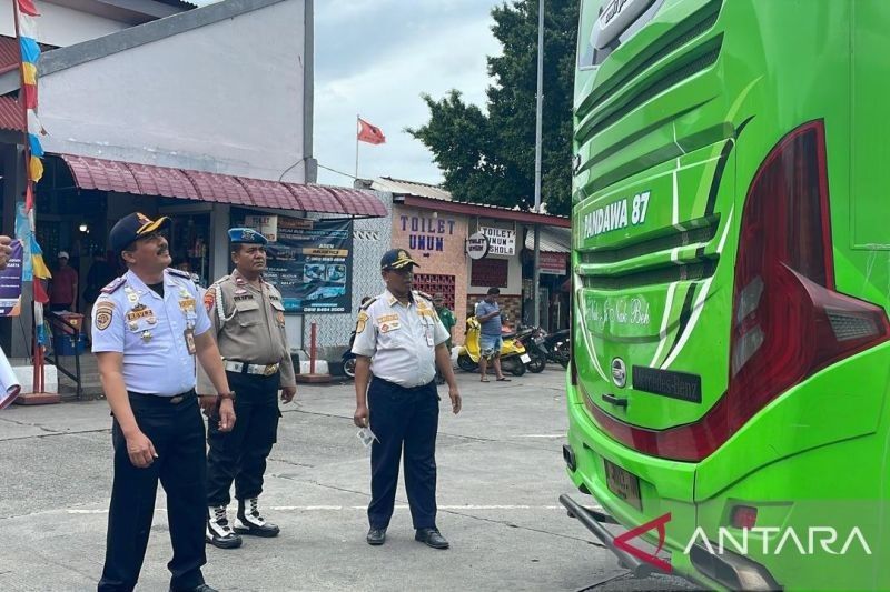 Terminal Kalideres Periksa Keselamatan Bus Jelang Imlek 2025