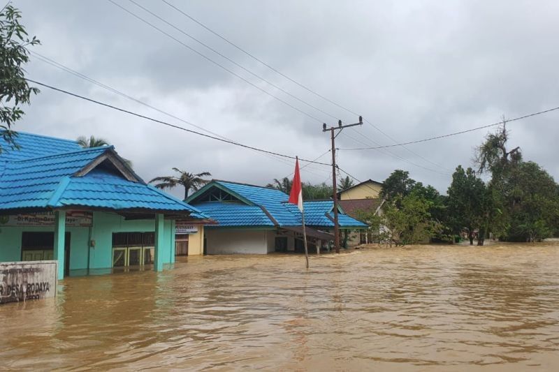 Banjir Bengkayang: Dua Kecamatan Terendam, Jembatan Ambruk