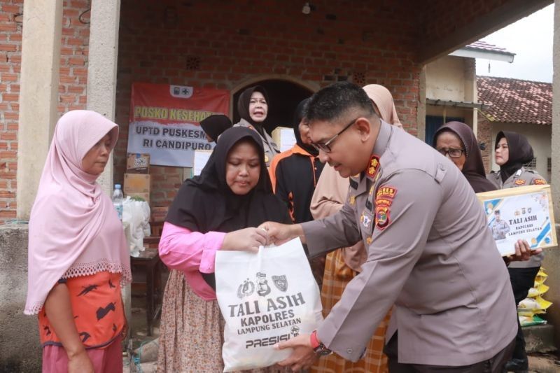 Polisi Lampung Selatan Salurkan Bantuan untuk Korban Banjir Candipuro