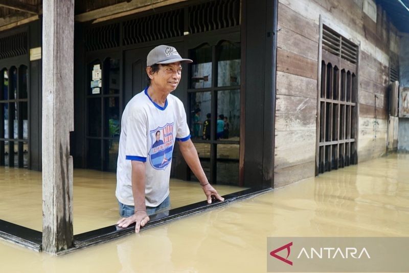 Banjir di Banjarbaru Lumpuhkan Aktivitas Warga, Ketinggian Air Hampir Sepinggang