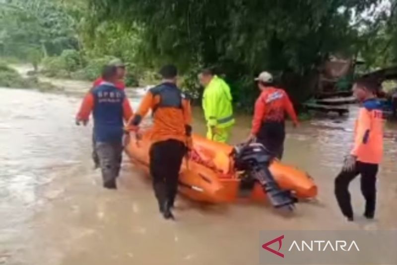 Pencarian Santri Terseret Banjir di Bangkalan, Jawa Timur