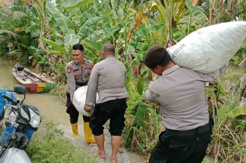 Polisi Evakuasi Barang Warga Terdampak Banjir Lampung Selatan