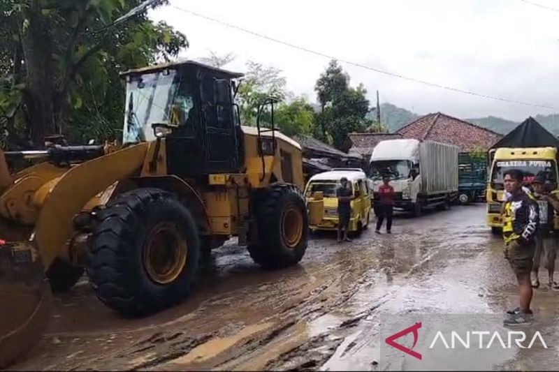 Normalisasi Jalan Nasional di Simpenan, Sukabumi Pasca Longsor