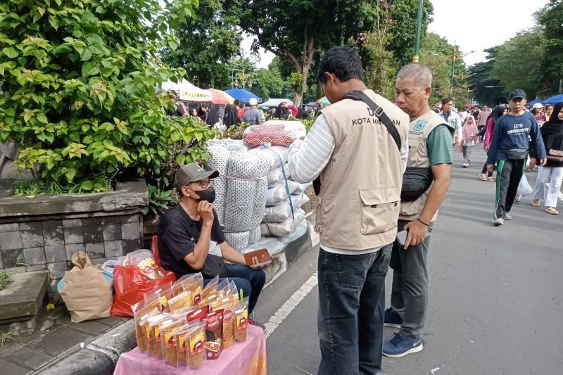 DLH Mataram Mulai Kumpulkan Retribusi PKL CFD: Rp5.000 per Pedagang