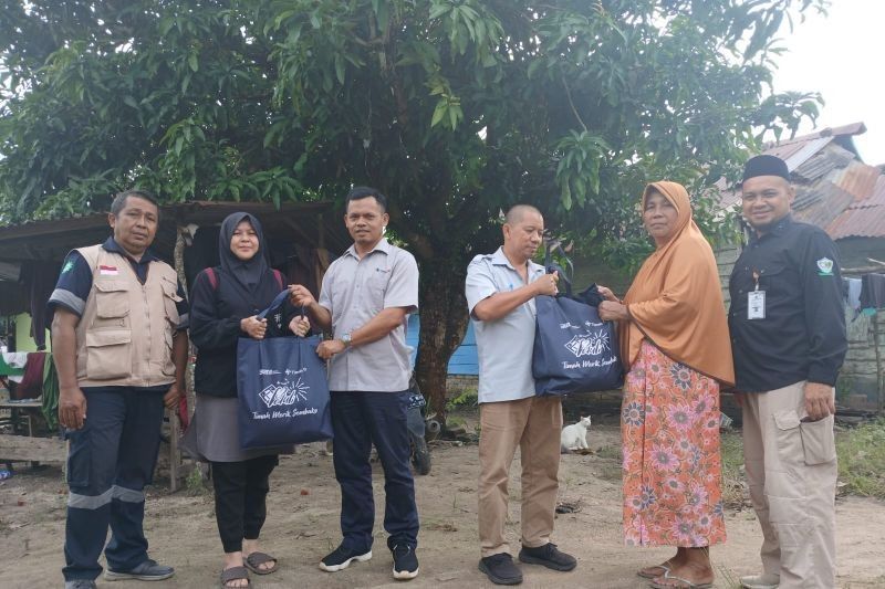 PT Timah Berikan Bantuan Sembako untuk Korban Banjir di Desa Belo Laut