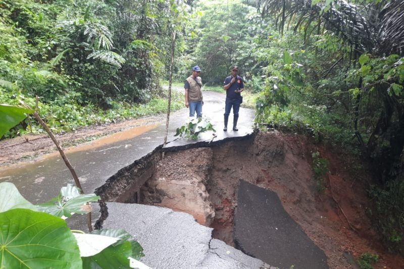 Waspada Longsor di Manggarai Barat: Imbauan Pemkab untuk Pengendara