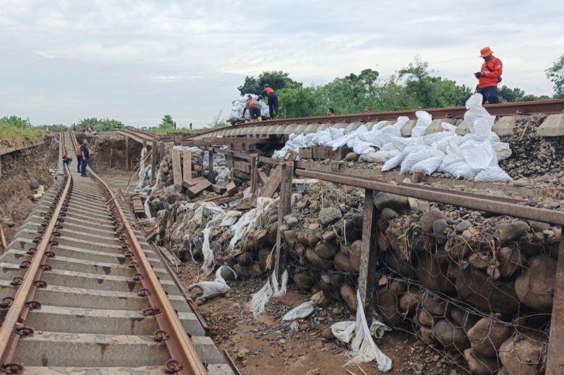 Jalur KA Grobogan Terputus Akibat Banjir, 11 Kereta Api Dialihkan