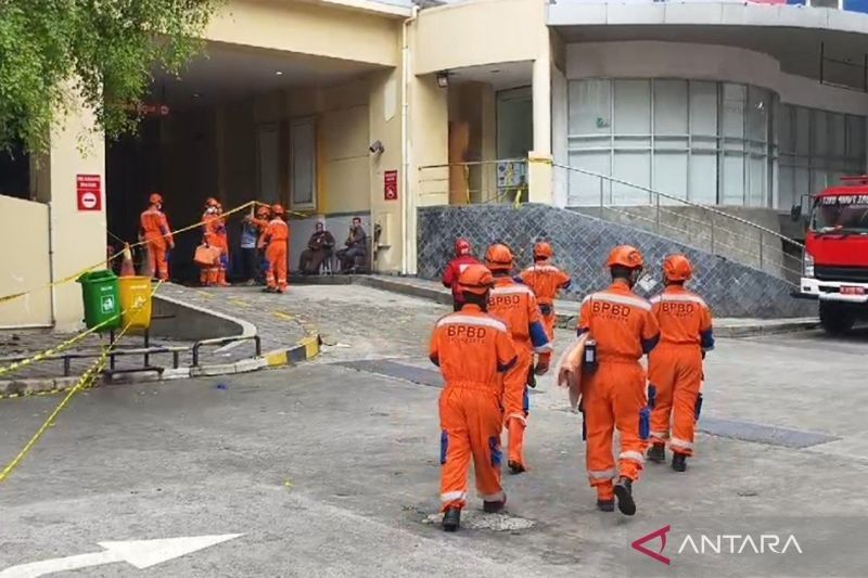 Pencarian Korban Kebakaran Glodok Plaza: Petugas Temukan Dua Kantong Jenazah Kosong