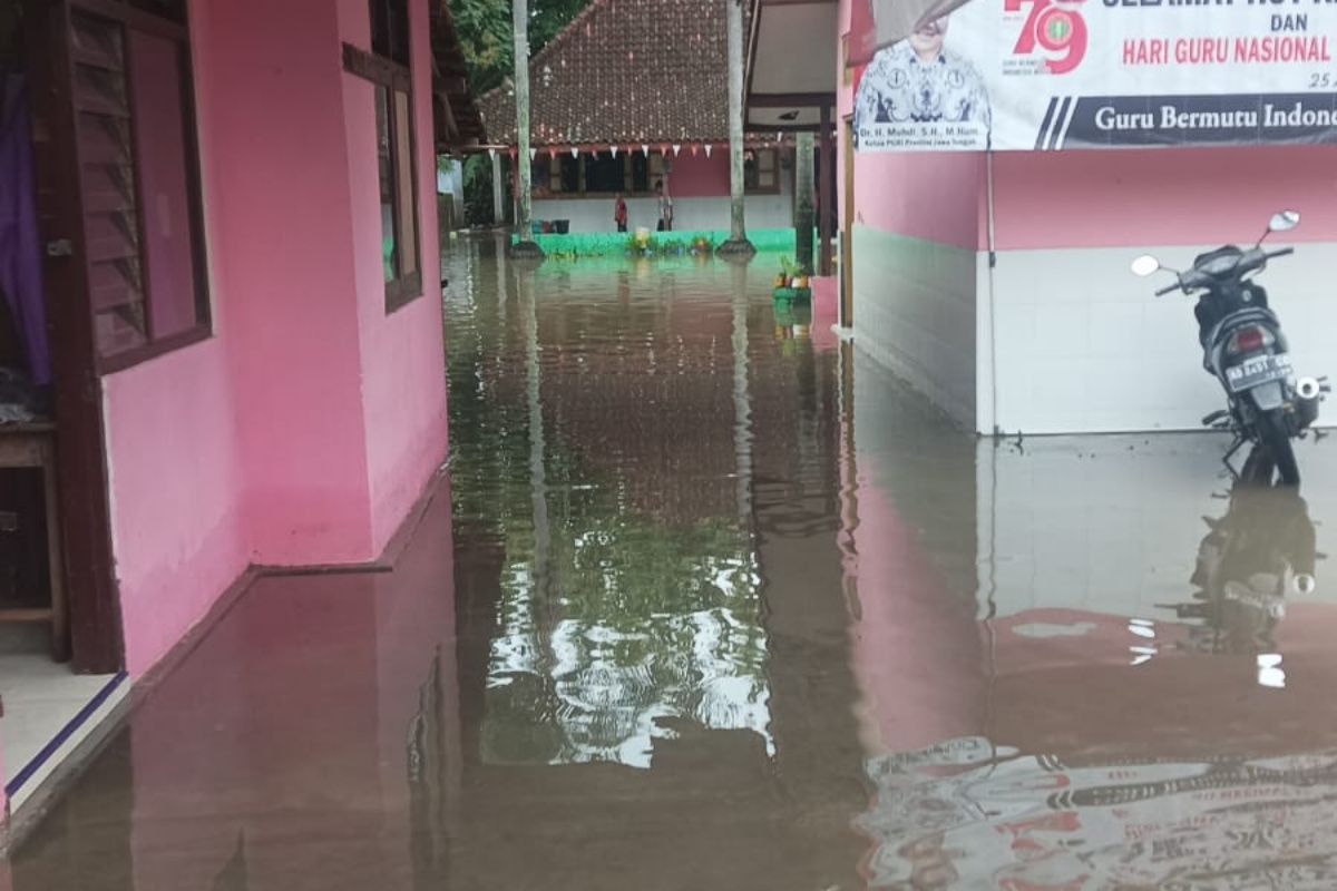 Banjir Terendam Dua Sekolah di Klaten, Siswa Belajar di Rumah