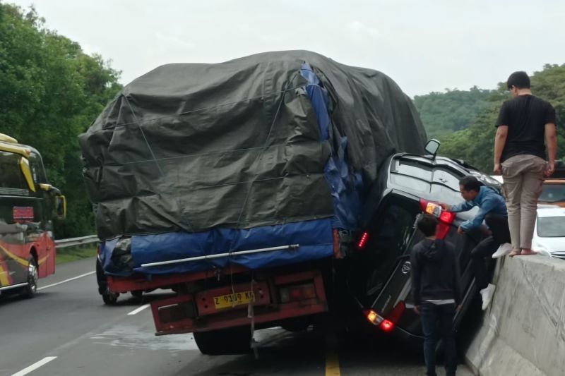 Avanza Ringsek Tergencet Truk di Tol Cipularang, Tak Ada Korban Jiwa