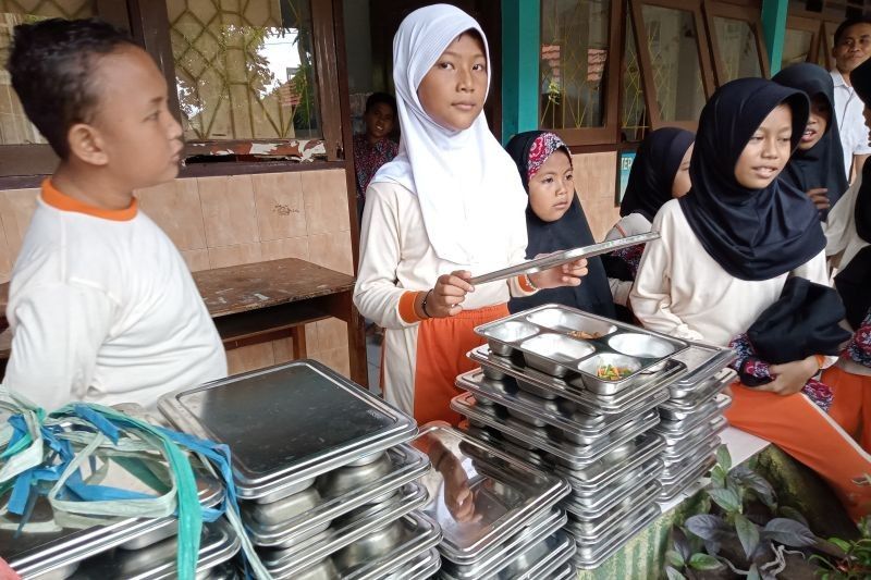 Program Makan Bergizi Gratis di Mataram: Semangat Belajar Siswa Meningkat