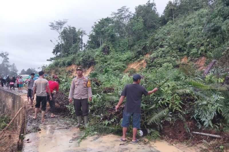 Longsor Timbun Jalan Nasional di Sambas, Akses PLBN Aruk Terputus