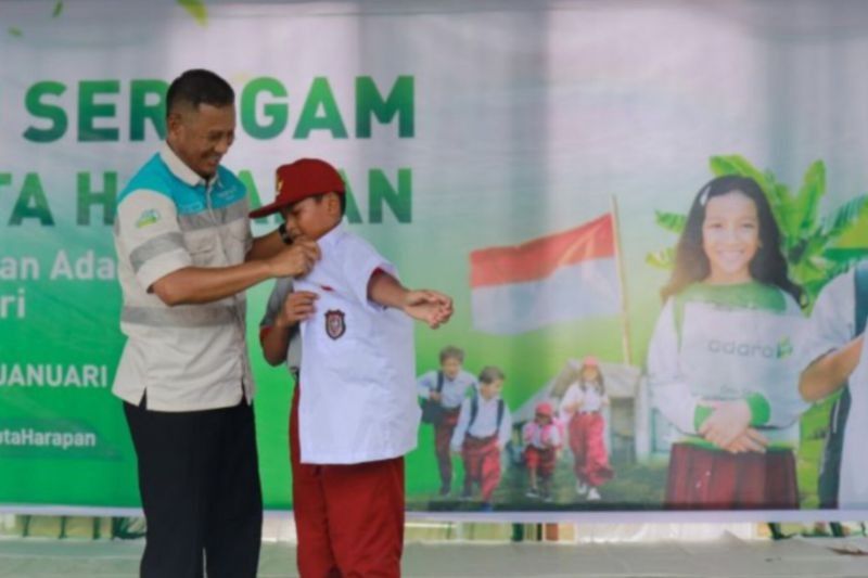 Adaro Bagikan 8000 Seragam Sekolah untuk Siswa Prasejahtera