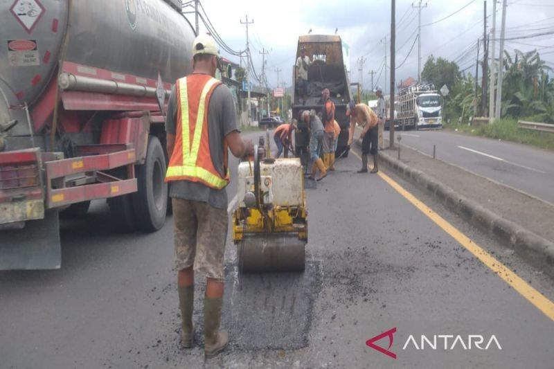 2000 Ton Aspal Perbaiki Jalan Pantura Batang-Pekalongan yang Rusak Parah