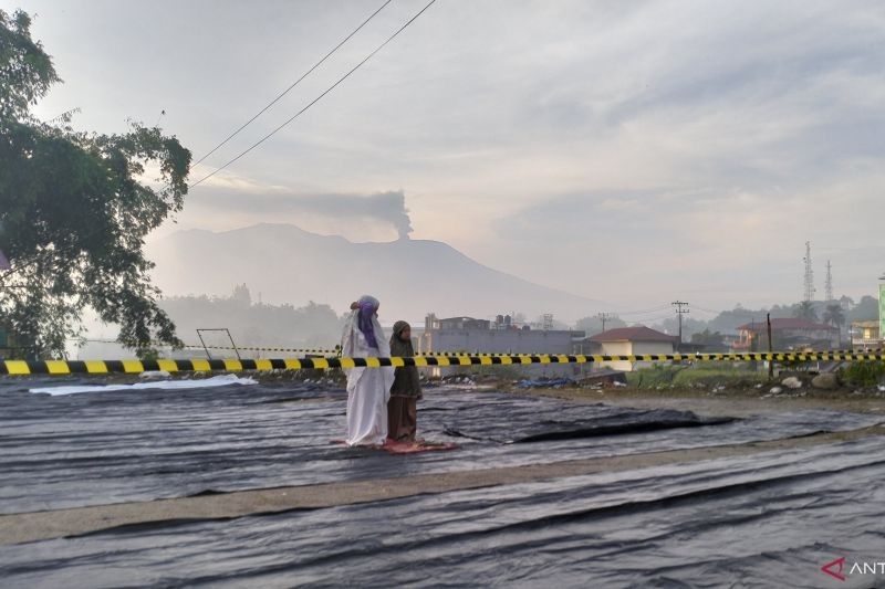 Erupsi Gunung Marapi: Hujan Abu Vulkanik Guyur Agam dan Tanah Datar