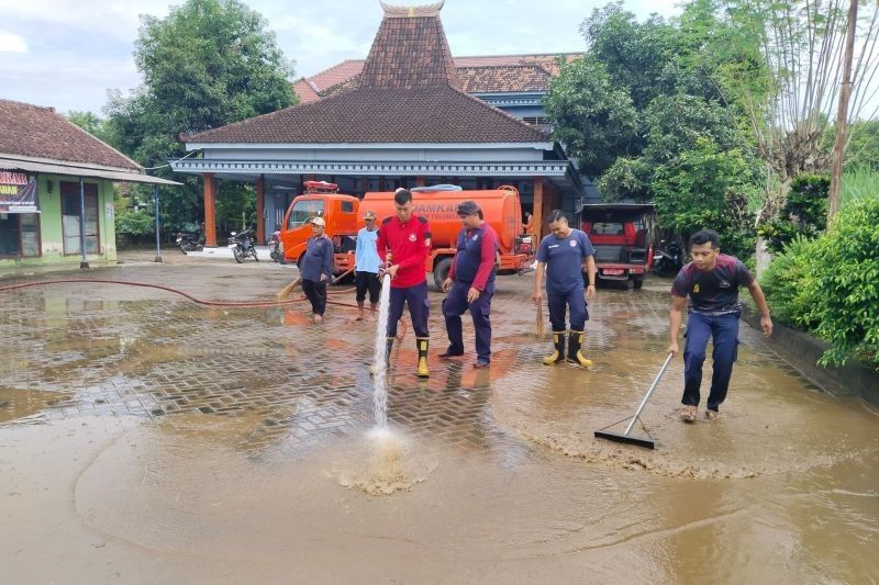 BPBD Tulungagung Salurkan Bantuan Pasca Banjir dan Longsor