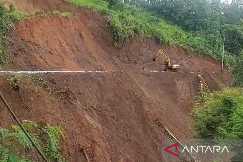 Longsor Susulan Tutup Jalan Nasional Bagbagan-Kiaradua, Sukabumi