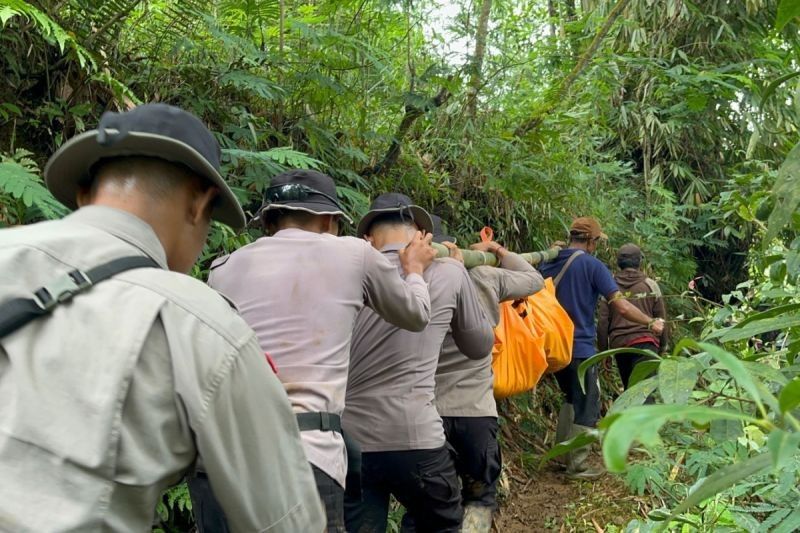 Brimob Polda Jateng Bantu Korban Bencana Alam di Pekalongan dan Demak