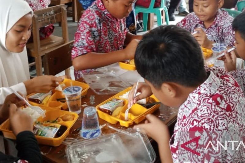 Uji Coba Program Makan Bergizi Gratis (MBG) di Dua Sekolah Belitung