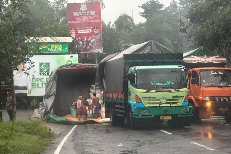 Truk Gandeng Muatan Jagung Terguling di Blitar, Arus Lalu Lintas sempat Terganggu