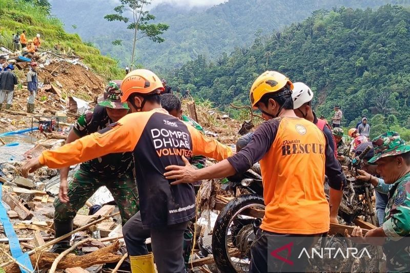 Relawan Dompet Dhuafa Bantu Pencarian Korban Longsor Pekalongan