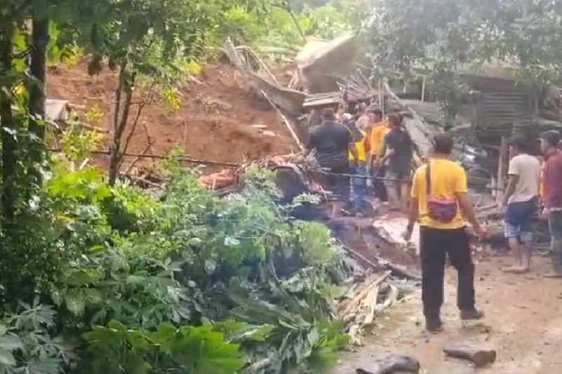 Longsor Jombang: Tim SAR Cari Dua Korban Tertimbun