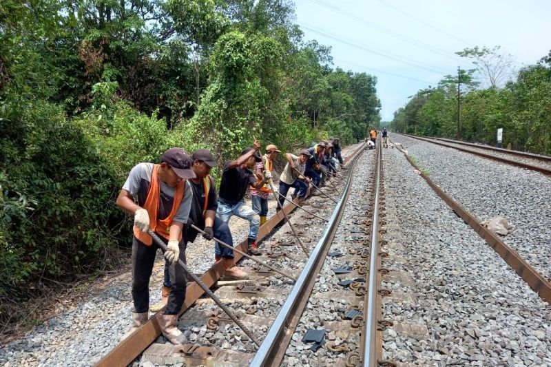 KAI Palembang Perbarui 131.500 Meter Rel Kereta Api di 2024