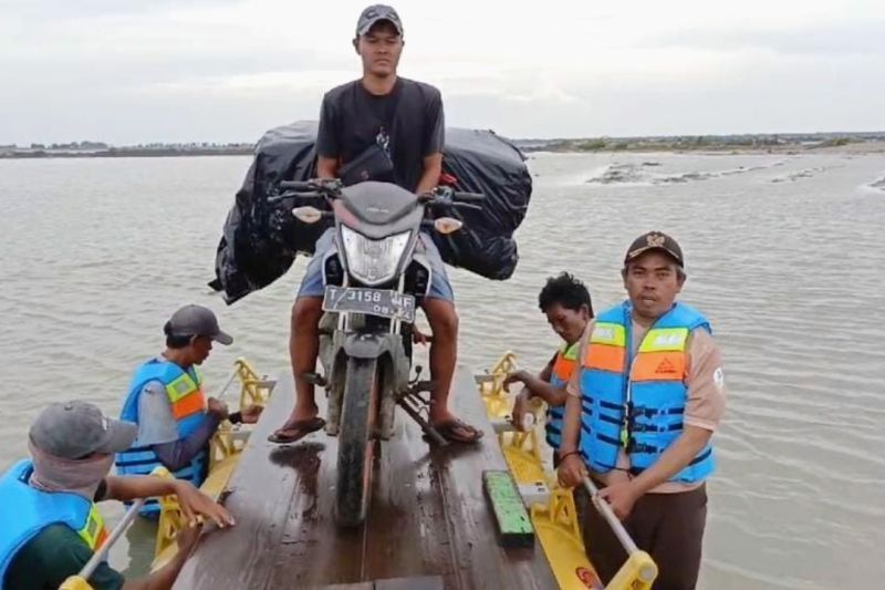 Banjir Rob Karawang Rendam Puluhan Rumah, Akses Jalan Terputus