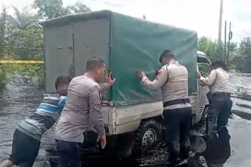 Polda Riau Siagakan Personel Hadapi Banjir Jalintim Sumatera