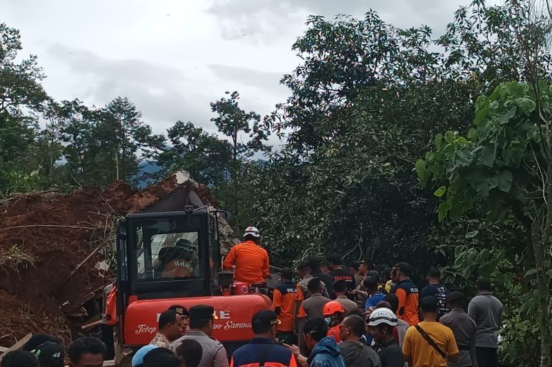 Tragedi Longsor Jombang: Satu Korban Ditemukan, Satu Lagi Masih Dicari