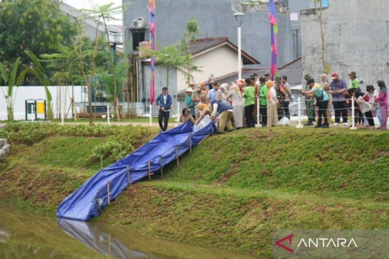 Pemkot Jaktim Tebar 5000 Bibit Ikan Nila di Embung Koco untuk Penuhi Gizi Warga