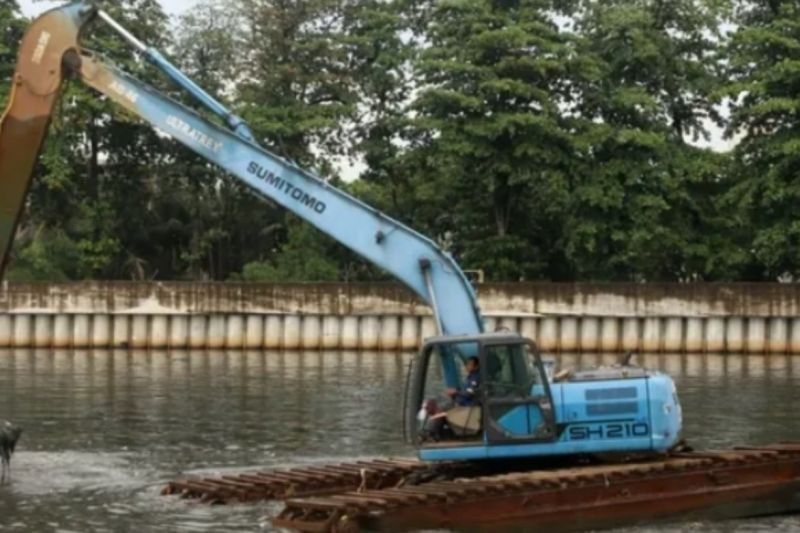 Pemkot Jakut Keruk 21 Lokasi Cegah Banjir Musim Hujan