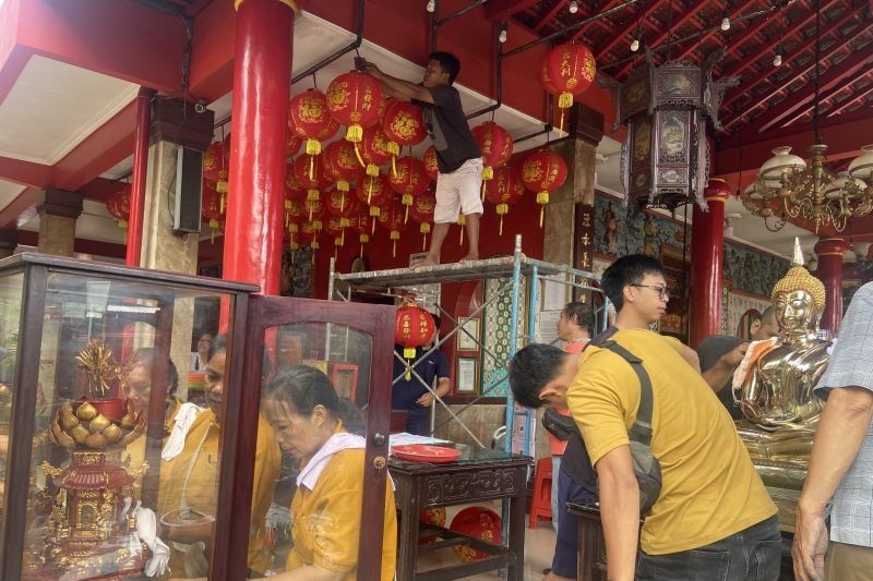 Persiapan Imlek 2576 di Vihara Dharmayana Kuta, Bali