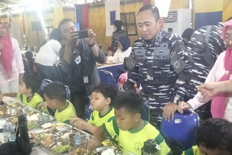 Kolinlamil Berikan Makan Bergizi Gratis di KRI Banda Aceh untuk Siswa SD dan PAUD