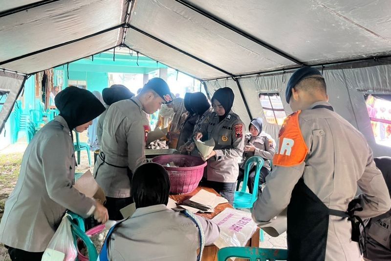 Brimob Cepat Tanggap Bencana Banjir dan Longsor di Jateng