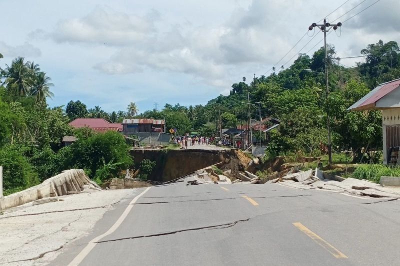 Jalan Trans Sulawesi di Poso Putus Akibat Longsor, 5 Rumah Rusak