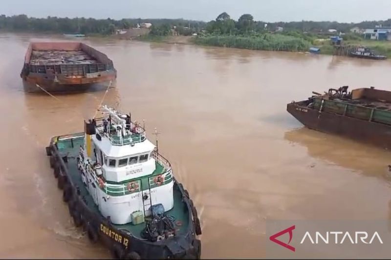 Kapal Tongkang Tabrak Jembatan Tembesi di Jambi