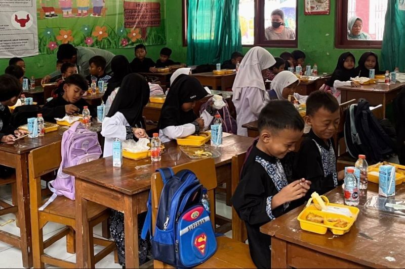 Pupuk Kujang Bagikan Ribuan Paket Makan Bergizi untuk Pelajar