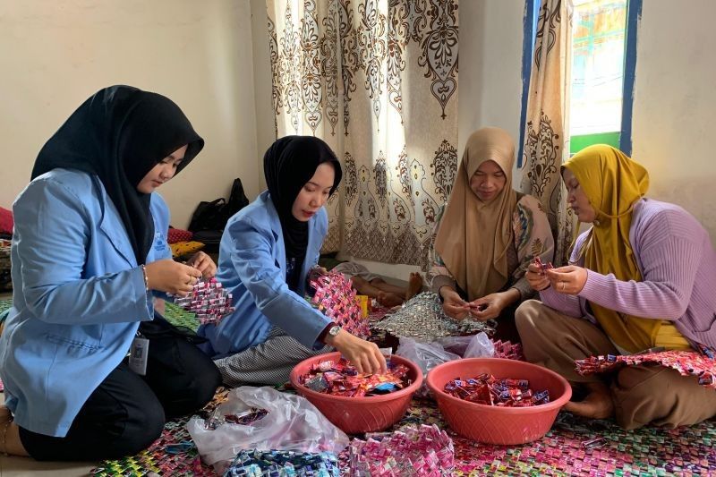 Mahasiswa UIN Palembang Sulap Sampah Jadi Kerajinan, Dorong Ekonomi Warga Desa