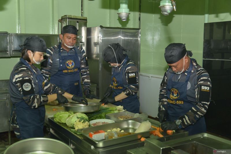 KRI Banda Aceh Sukses Gelar Makan Bergizi Gratis untuk 270 Siswa