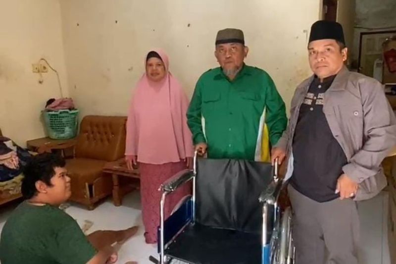 Baznas Bukittinggi Salurkan Bantuan Kursi Roda untuk Disabilitas