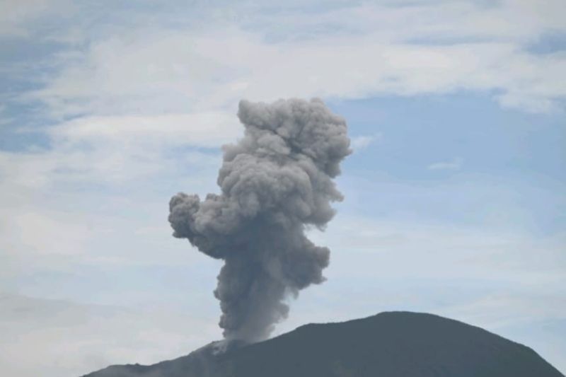 Gunung Ibu Meletus, Semburkan Abu Vulkanik hingga 700 Meter