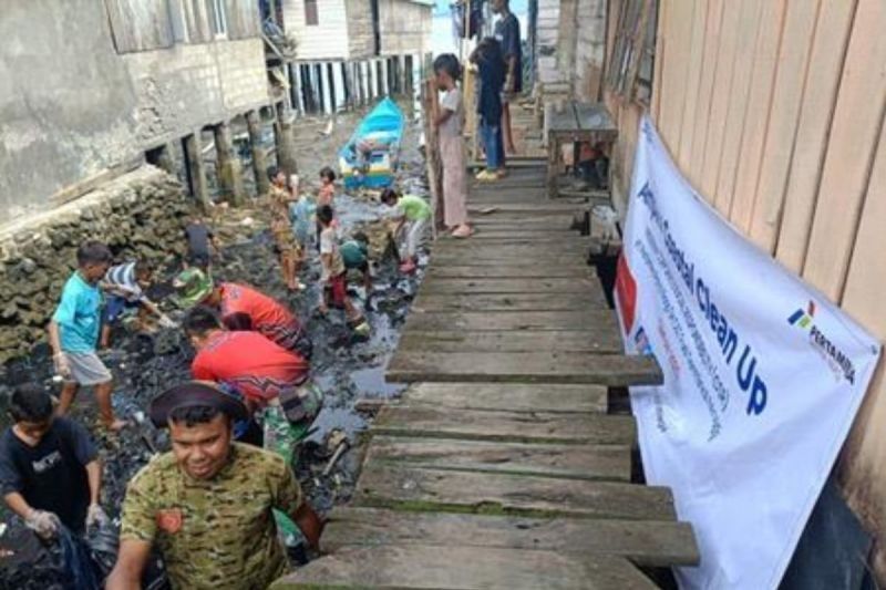 Pertamina Bersihkan Sampah Pesisir di Masohi, Maluku Tengah