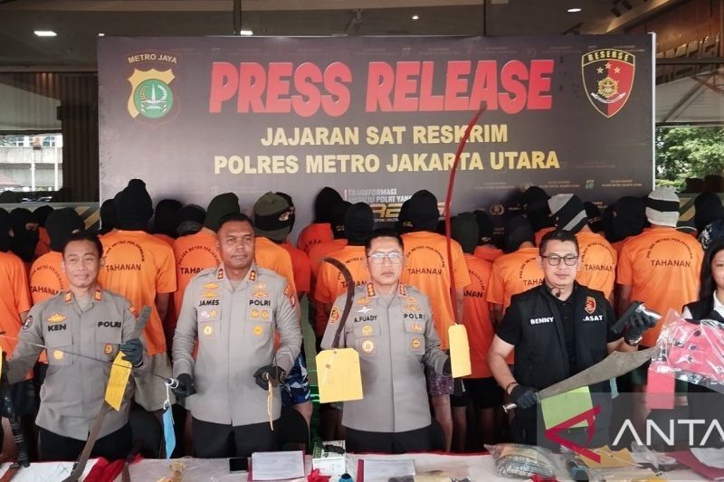 Polres Jakut Tangkap 9 Pelaku Tawuran Bersenjata Tajam