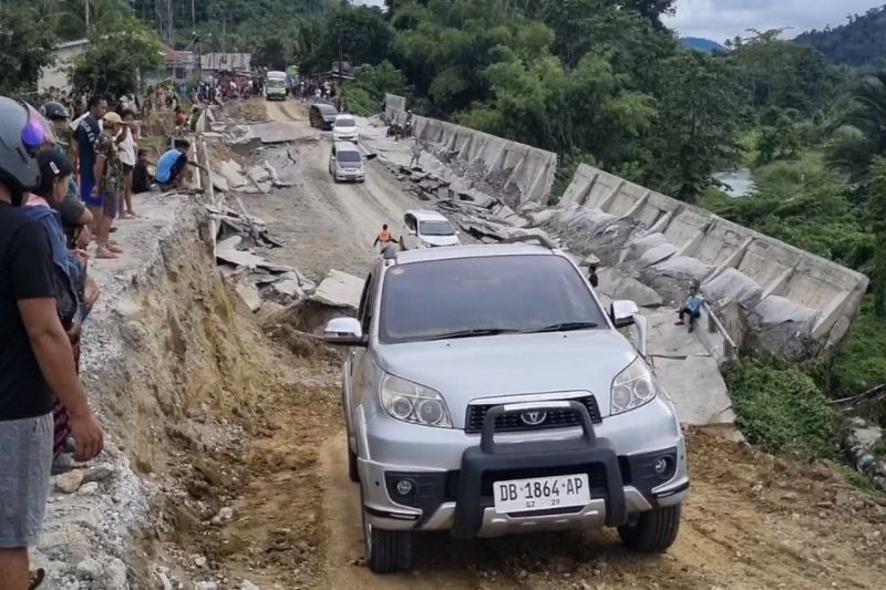 BPJN Perbaiki Jalan Trans Sulawesi di Poso yang Putus Akibat Longsor