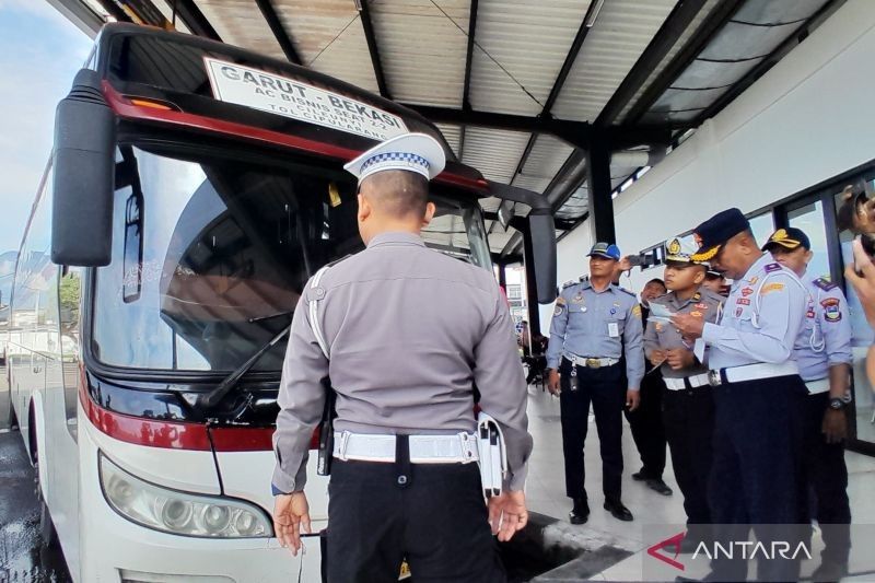 Polres Garut Periksa Kelayakan Bus Umum Jelang Libur Panjang