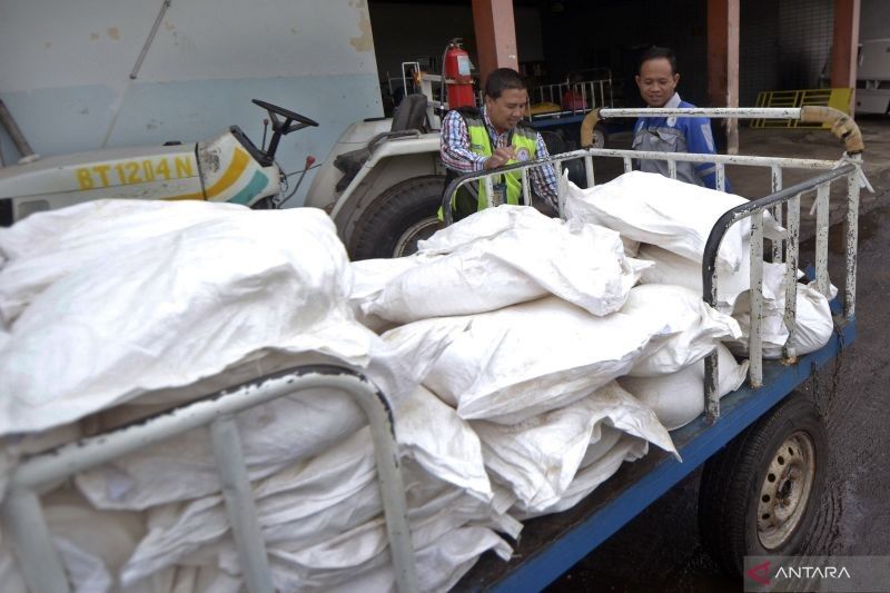 BNPB Tebar 2 Ton Garam untuk Kendalikan Hujan di Lampung dan Jateng