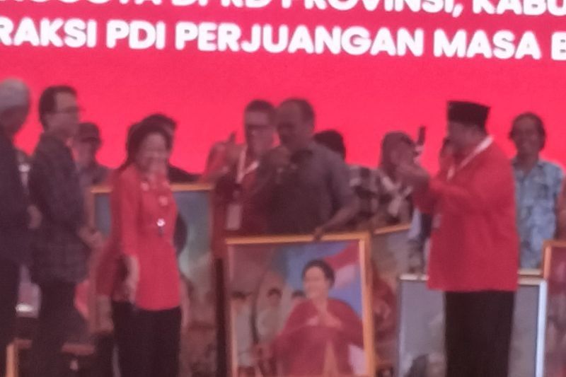 Megawati Terima Lukisan Dirinya sebagai Srikandi Pemanah di Ulang Tahun ke-78