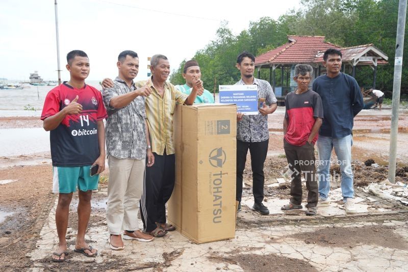 PT Timah Dukung Nelayan Bangka Barat dengan Alat Tangkap Ikan