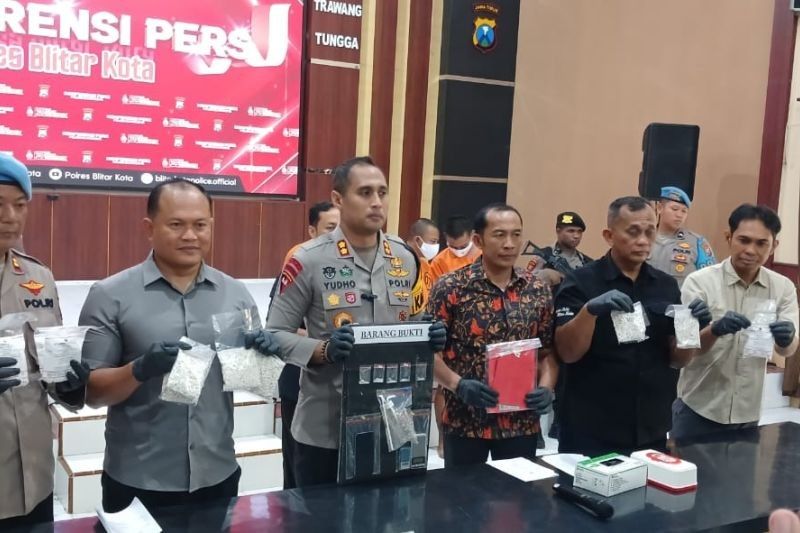 Polres Blitar Kota Tangkap Dua Pengedar Narkoba: Ribuan Pil & Sabu Diamankan